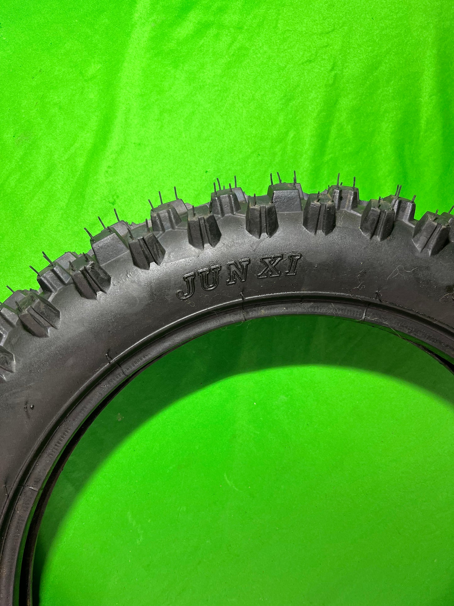 Pneu 90/100/14 neuf